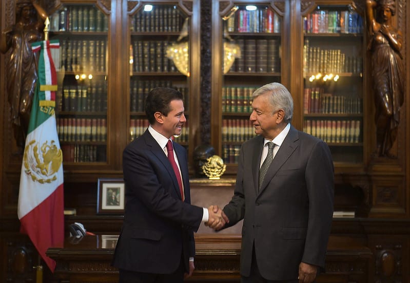 Enrique Peña Nieto y Andrés Manuel López Obrador estrechando sus manos en oficina de Palacio Nacional