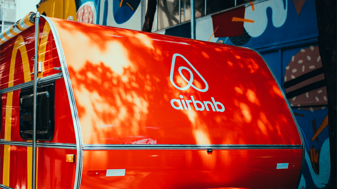 logotipo peligro airbnb en camioneta