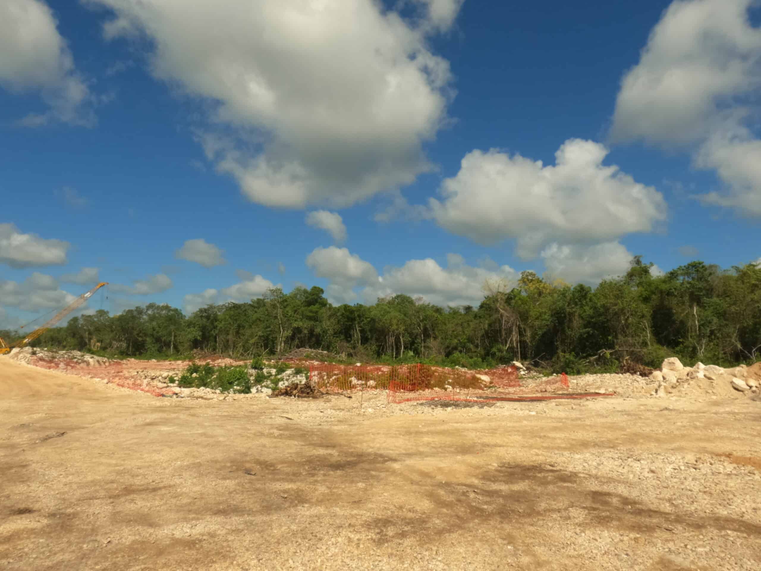 Fotografía del paisaje de la construcción del Tren Maya frente a la selva.