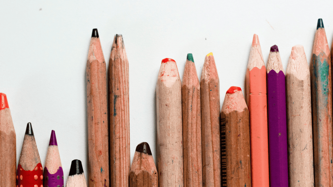 Imagen de lápices de colores de distintos tamaños para ilustrar el texto "Claudia y Xóchitl como directoras de escuela"